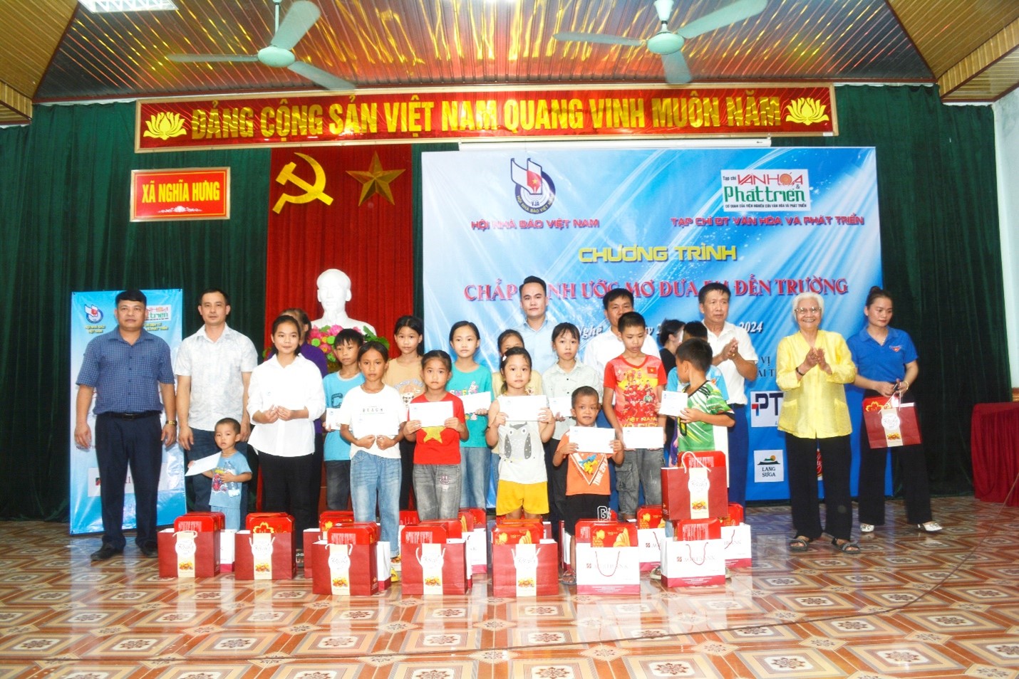 Chương trình “Chắp cánh ước mơ đưa em đến trường” - Tiếp thêm động lực cho trẻ em nghèo hiếu học